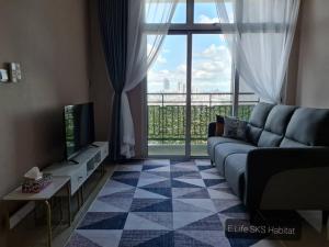 sala de estar con sofá y ventana grande en E Life SKS Habitat With WiFi Netflix, en Johor Bahru