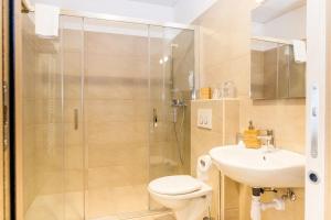 e bagno con doccia, servizi igienici e lavandino. di Via Domus a Spalato (Split)