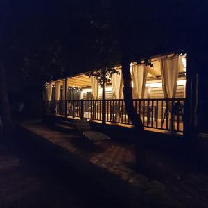 un edificio de noche con cortinas en la oscuridad en BIOGRAD MOBILE HOME OASIS, en Biograd na Moru