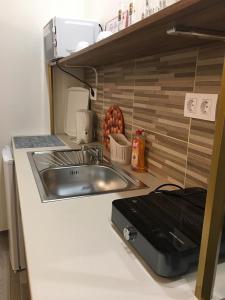 Una cocina o kitchenette en Aranykorona Apartmanház