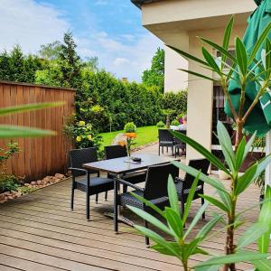 eine Terrasse mit einem Tisch und Stühlen auf einer Terrasse in der Unterkunft Hotel Atlas Halle in Halle an der Saale