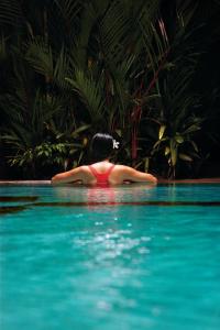 uma mulher na água numa piscina em The Gateway Hotel Beach Road, Calicut em Calecute