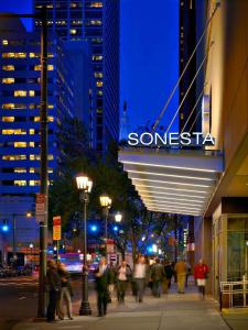 フィラデルフィアにあるSonesta Philadelphia Rittenhouse Squareの夜の街路を歩く人々