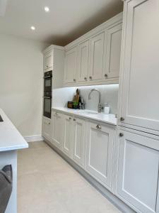 Dapur atau dapur kecil di Edge Mere Apartment, Bowness-on-Windermere