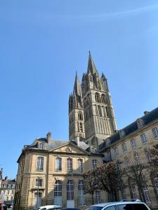 duży budynek z wieżą na górze w obiekcie City Affaire : Hotel de Ville w Caen