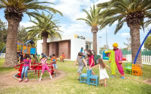 un groupe d'enfants jouant dans un parc dans l'établissement Le Sultan, à Hammamet