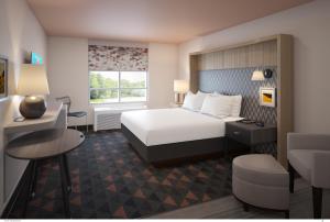 克拉克斯维尔Holiday Inn - Clarksville Northeast , an IHG Hotel的配有一张床和一张书桌的酒店客房