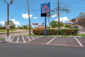 un parking sans panneau de stationnement dans un parking dans l'établissement Motel 6-Dallas, TX - Market Center, à Dallas