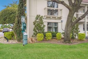 un compteur de stationnement dans l'herbe devant un bâtiment dans l'établissement Motel 6-Dallas, TX - Market Center, à Dallas