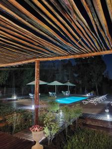 A piscina localizada em El Bosque Lodge ou nos arredores