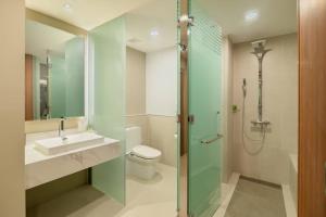 Bathroom sa Zenith Hotel Cameron