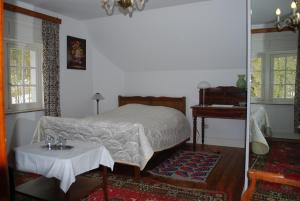 Una cama o camas en una habitación de B&B Les Genêts