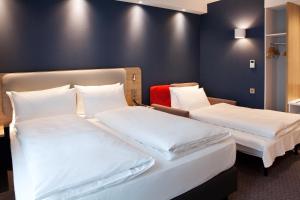 เตียงในห้องที่ Holiday Inn Express - Offenburg, an IHG Hotel