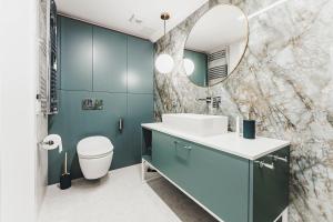 y baño con lavabo y espejo. en Apartament SPA Lublin Centrum, en Lublin