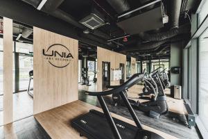 un gimnasio con cintas de correr y elípticas en una habitación en Apartament SPA Lublin Centrum, en Lublin