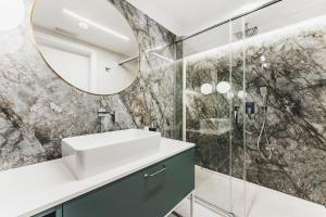 y baño con lavabo y espejo. en Apartament SPA Lublin Centrum, en Lublin