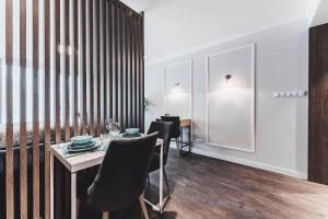 comedor con mesa y sillas en Apartament SPA Lublin Centrum, en Lublin