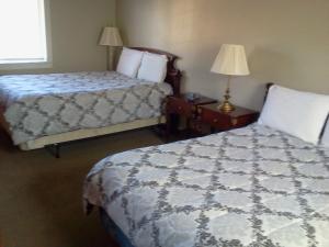 A bed or beds in a room at Golden Gate Lodging