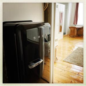 a refrigerator with its door open in a room at Cleen Rochelle in Middelburg