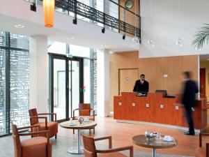 un homme debout au comptoir d'un restaurant dans l'établissement Aparthotel Adagio Bordeaux Centre Gambetta, à Bordeaux