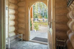 une porte ouverte sur une terrasse couverte avec un banc dans l'établissement Nydala Rustic, à Kościelisko