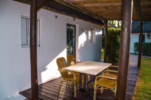 d'une terrasse avec une table et des chaises. dans l'établissement Camping La Aldea, à El Rocío