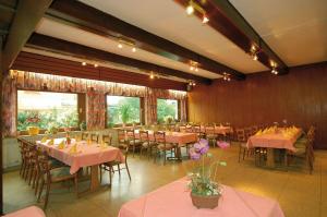 une salle à manger avec tables et chaises et nappes roses dans l'établissement Hotel Weinhaus Kreuter, à Coblence