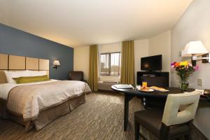 Кровать или кровати в номере Candlewood Suites East Lansing, an IHG Hotel