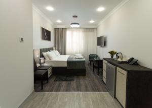 Rúm í herbergi á Downtown Suites Yerevan