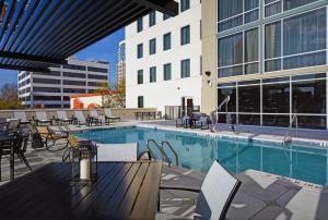 Piscina a Staybridge Suites - Houston - Galleria Area, an IHG Hotel o a prop