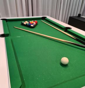 Apartamenty Rondo tesisinde bir bilardo masası