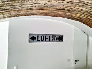 奥良Loft Porte Sud的白色门顶上的标志