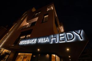 メラーノにあるResidence Villa Hedyの参考別荘を読む看板のある建物