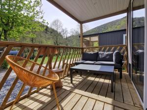 een patio met een bank en een bank op een terras bij Chalet Gringlee in Goebelsmuhle