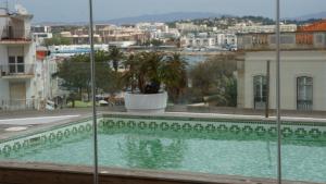 una piscina sul tetto di un edificio di Inn Seventies a Lagos