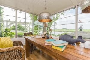 una sala da pranzo con un tavolo e dei libri di Fährhauslodges Natur in Sicht a Norden