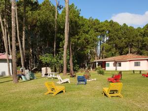 een groep stoelen in het gras in een tuin bij Complejo Turistico Chuy in Barra del Chuy