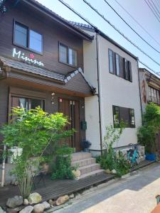 ein Haus mit einer Treppe davor in der Unterkunft Mini inn Nara- - 外国人向け - 日本人予約不可 in Nara