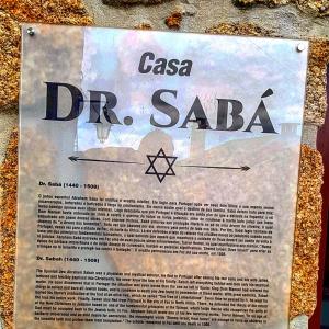 Um certificado, prêmio, placa ou outro documento exibido em Casa Dr. Saba