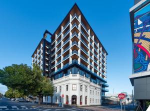 un gran edificio blanco en una calle de la ciudad en R Hotel Geelong, en Geelong