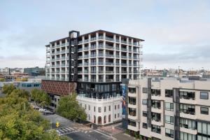 un edificio alto con un reloj encima en R Hotel Geelong, en Geelong