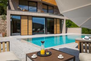 una villa con piscina e una casa di Palazzo Vimbula - Five Star Luxury Villa a Mokošica