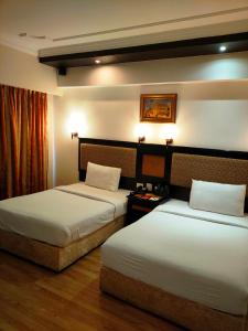 Giường trong phòng chung tại SRM Hotel Trichy