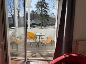 een patio met een tafel en stoelen op een balkon bij Pension Villa Frohsinn Sellin auf Rügen in Ostseebad Sellin