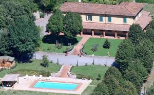 una vista aérea de una casa con piscina en Lucca Cycling Holidays Il Tiglio Rooms, en Lucca