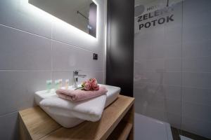 bagno con lavandino e asciugamani di Hotel Zelený potok a Pec pod Sněžkou