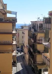 vista su un vicolo tra gli edifici di Casa Torrese a Torre del Greco