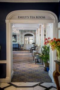 Zugang zu einem Zimmer mit Stühlen und Tischen in der Unterkunft Francis Hotel Bath in Bath