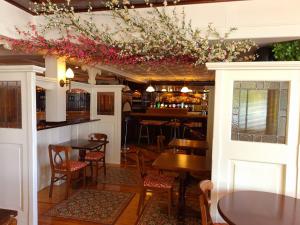 um restaurante com mesas e cadeiras e flores no tecto em Killarney Court Hotel em Killarney