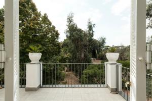 un balcone con cancello e 2 vasi di B&B Casa Maria Vittoria a Torre del Greco